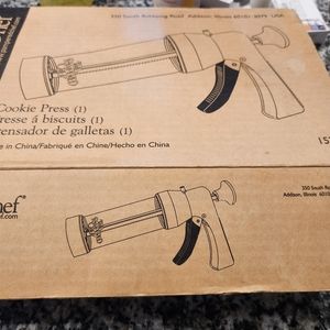 Pampered Chef Cookie Press with discs and 2 pamphlets.